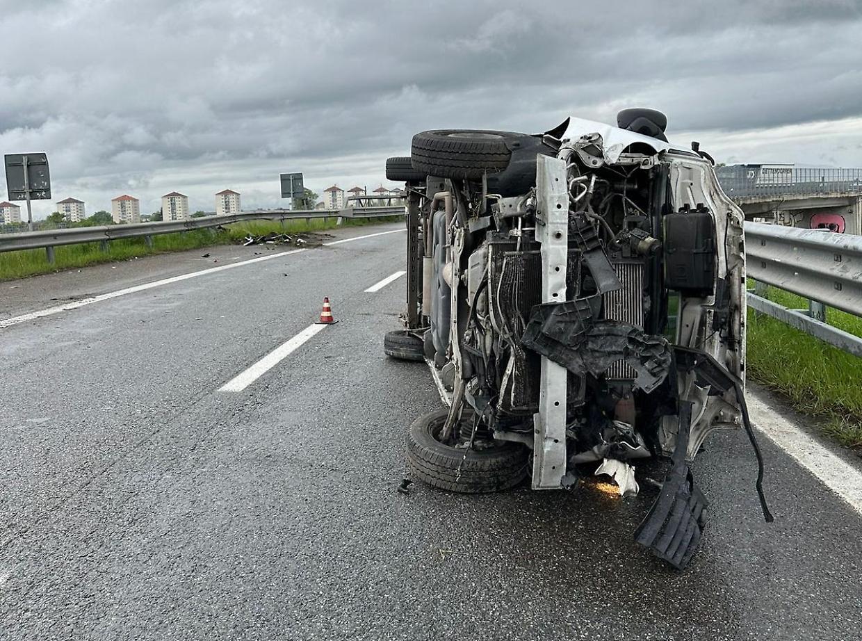 Furgone si ribalta in autostrada: traffico in tilt