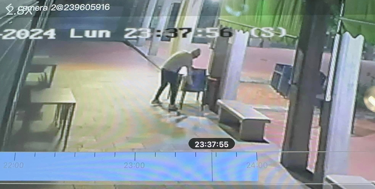 Il ladro ruba le sedie del bar ma le immagini del furto finiscono su Facebook