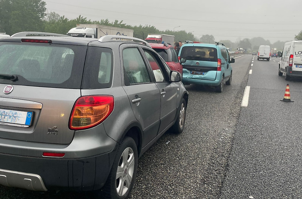 Incidente stradale in tangenziale, due feriti in un tamponamento a catena