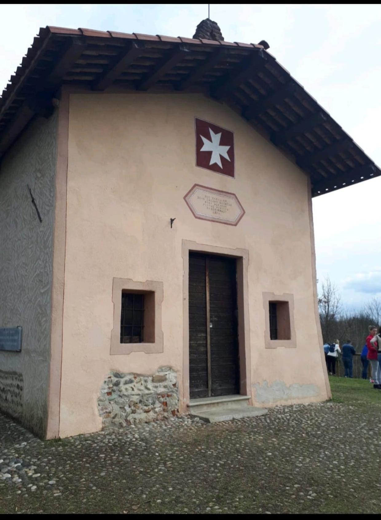 Atti vandalici e mancanza di rispetto per un'antica cappella nel Canavese (Fonte Facebook)