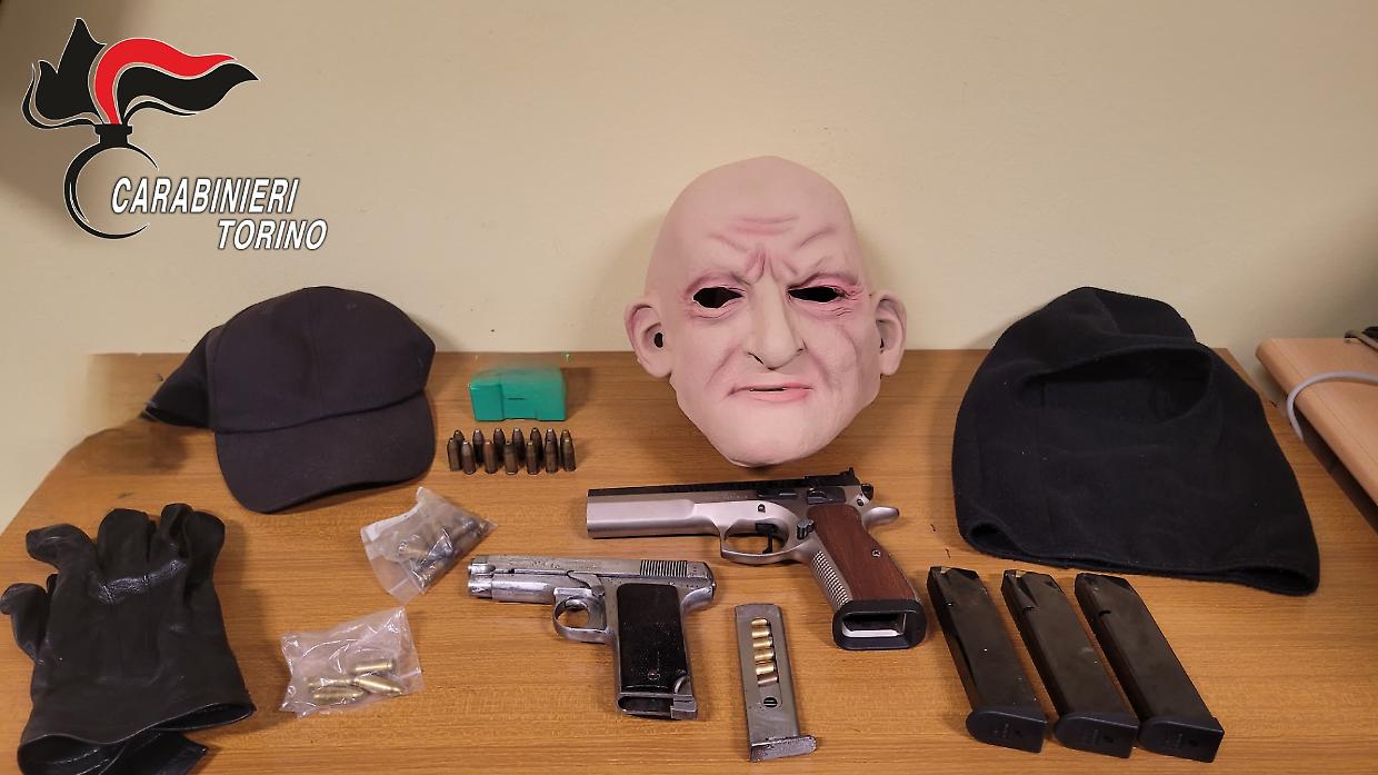 Il materiale sequestrato dai carabinieri, tra cui pistole e la maschera