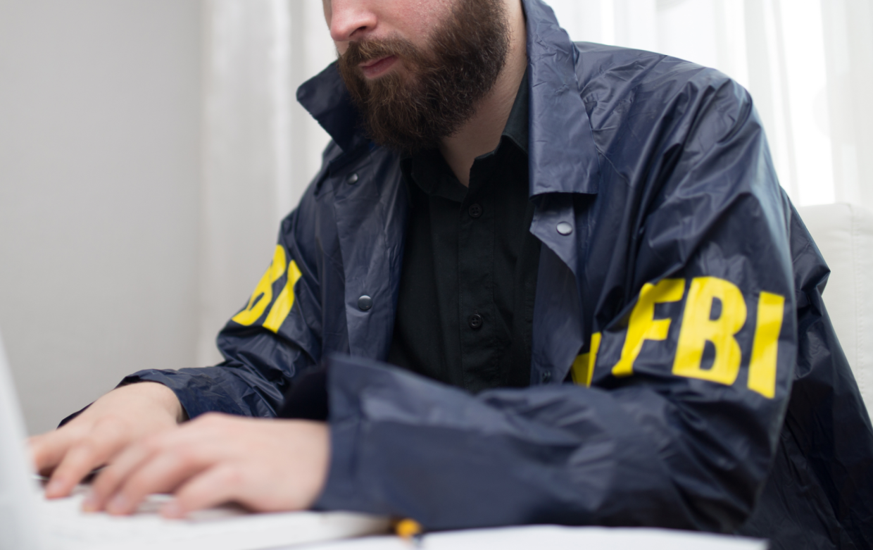 A vent’anni si finge agente dell’Fbi per reclutare ragazzini e violentarli