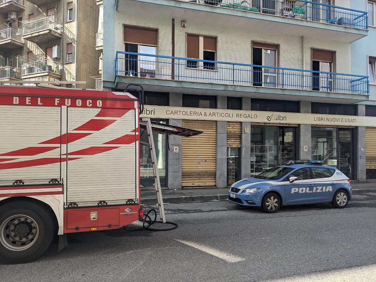 Prende fuoco la libreria, evacuato un condominio. Paura all'alba in centro 