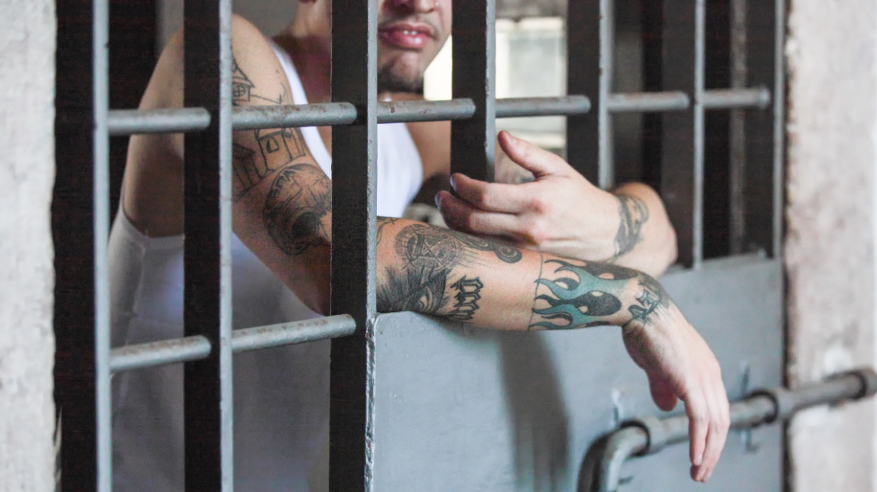 Rivolta nel carcere di Torino scatenata da un gruppo di detenuti stranieri, feriti due agenti