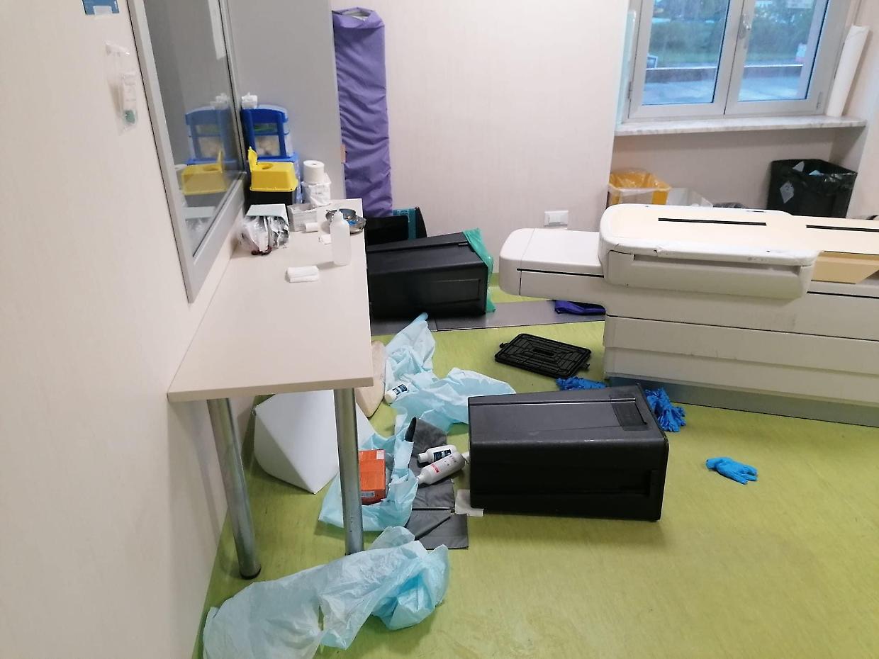 Ubriaco ed alterato aggredisce due vigilantes e distrugge strumentazione medica