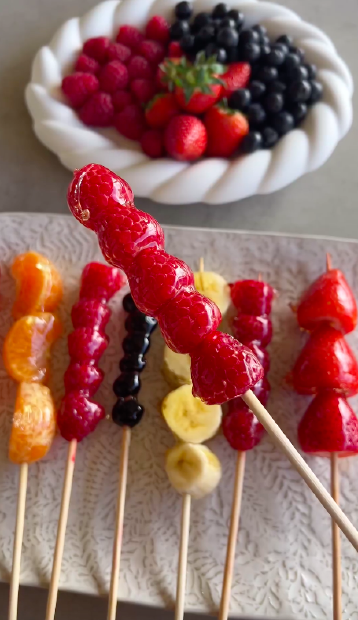 Gli spiedini di frutta caramellata tipici cinesi