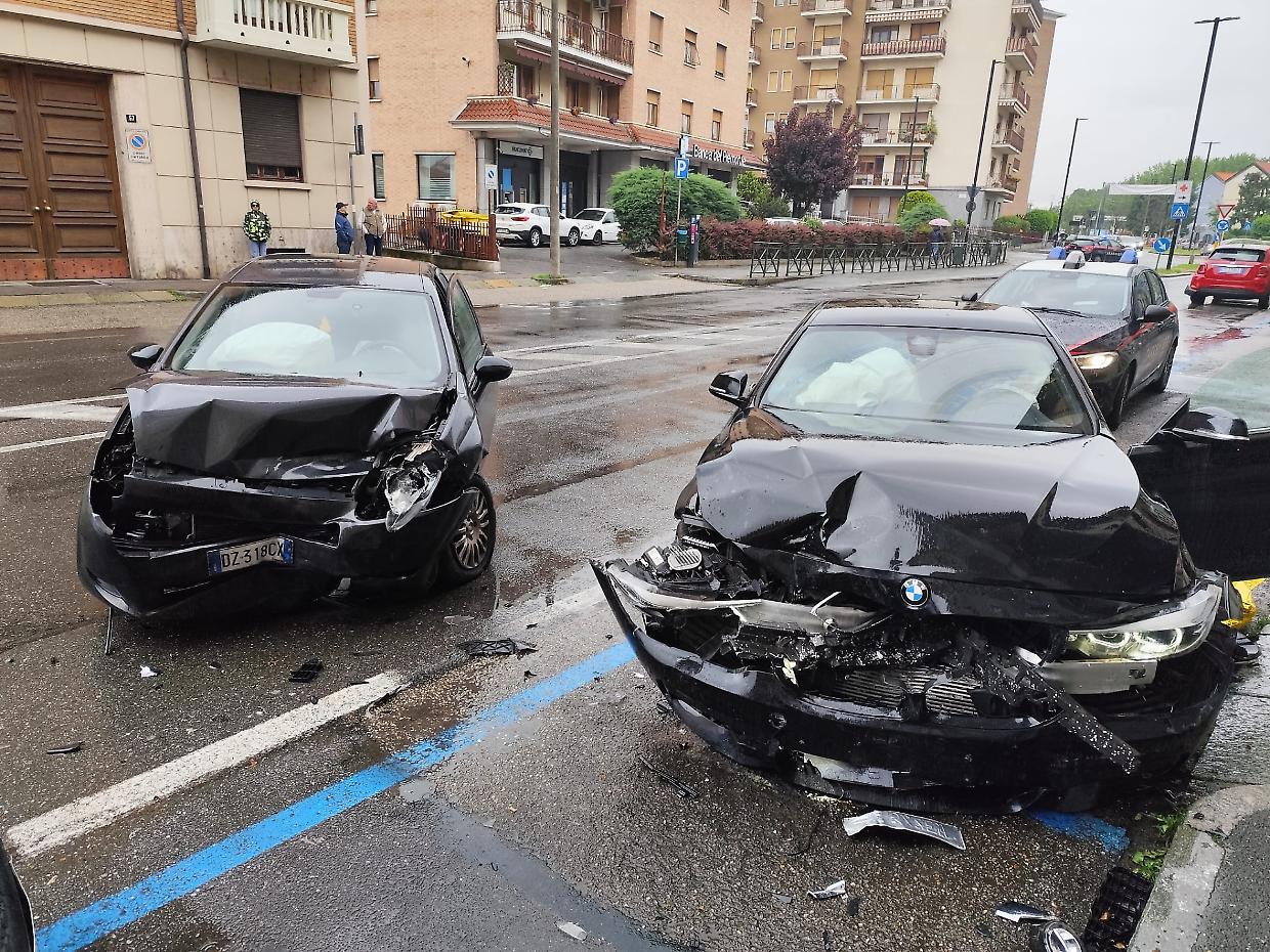 Scontro tra auto a Rivarolo Canavese: le auto finite sul marciapiede, ma nessun ferito grave