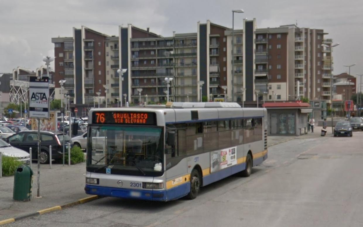 Blocca il bus per aspettare un suo amico, prende a testate l'autista e scappa