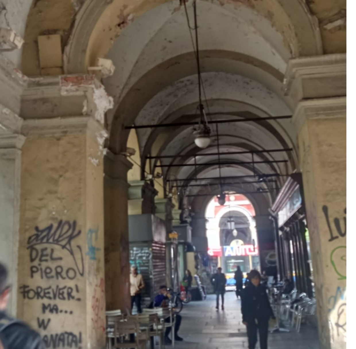 Graffiti, tag e sporcizia: i muri in balia di vandalismo e incuria