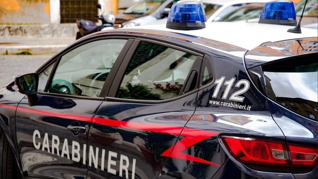 Rapina un negozio di articoli sportivi e aggredisce la titolare e i carabinieri, arrestata una giovane donna