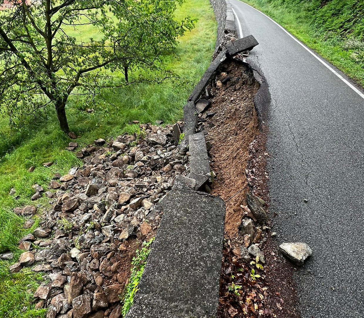 Cede un muro di sostegno lungo la provinciale 54