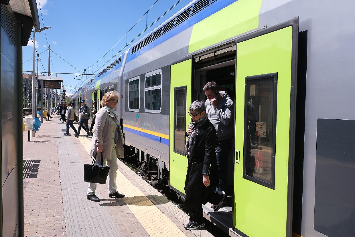 Ancora disagi sulla linea SFM1: pendolari bloccati in stazione 