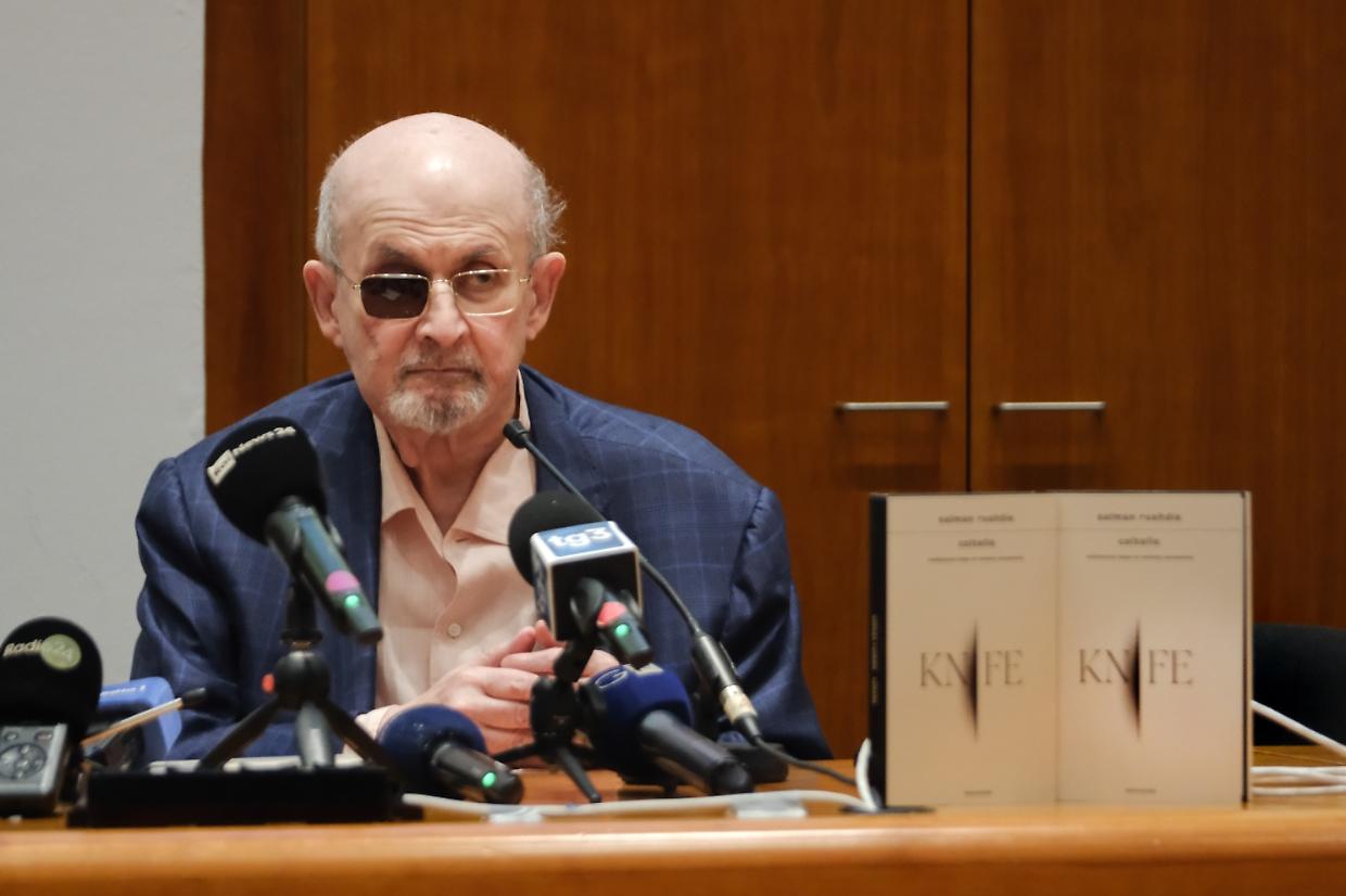 Rushdie attacca Meloni: "Sia meno infantile, le critiche sono normali"