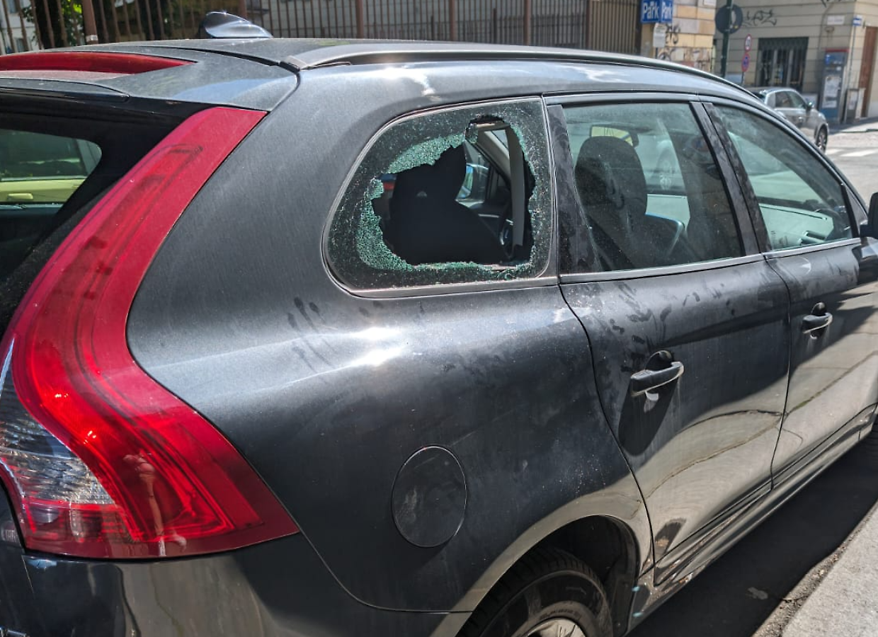 Spaccano i vetri alle auto anche davanti all'anagrafe centrale