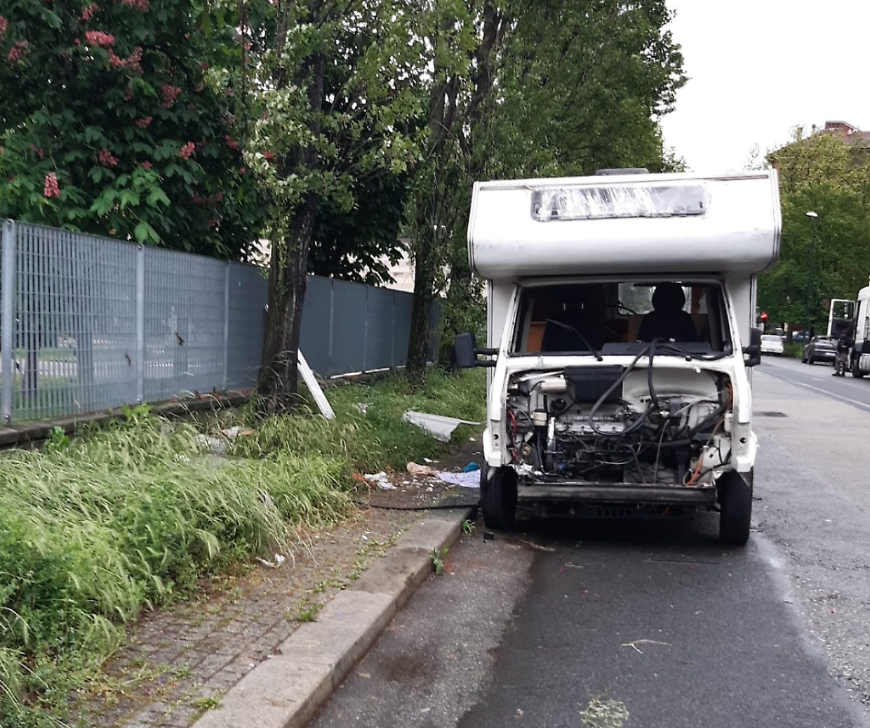 Il camper abbandonato in via Pernati di Momo