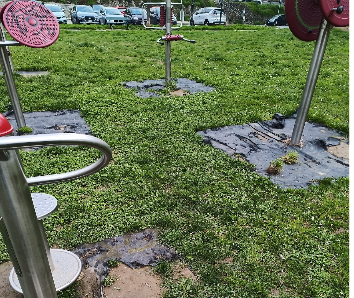 Il pavè dei giardini cade a pezzi: «Tutta colpa dei raid vandalici»