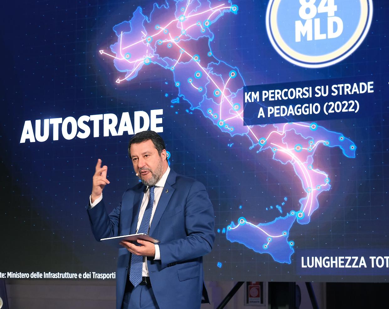 Salvini presenta il maxi piano viabilità del Piemonte ma su Stellantis...