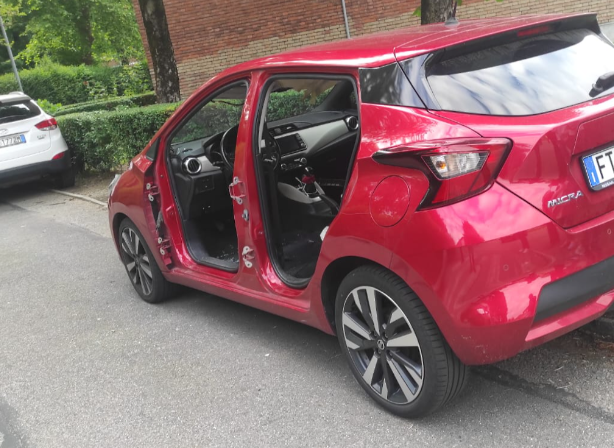 Smontate le portiere dell'auto a una Nissan Micra