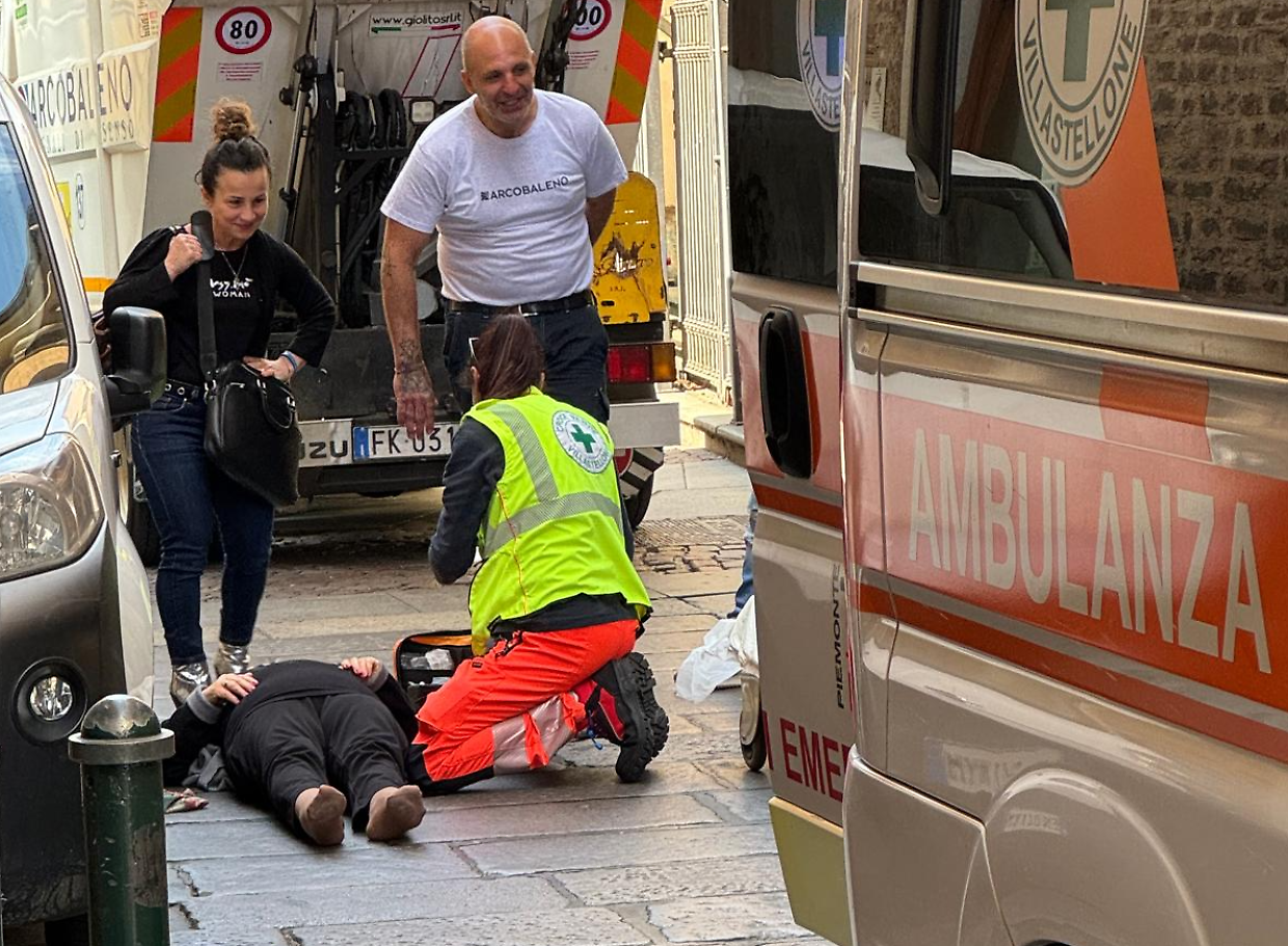 I soccorsi alla donna caduta a Porta Palazzo