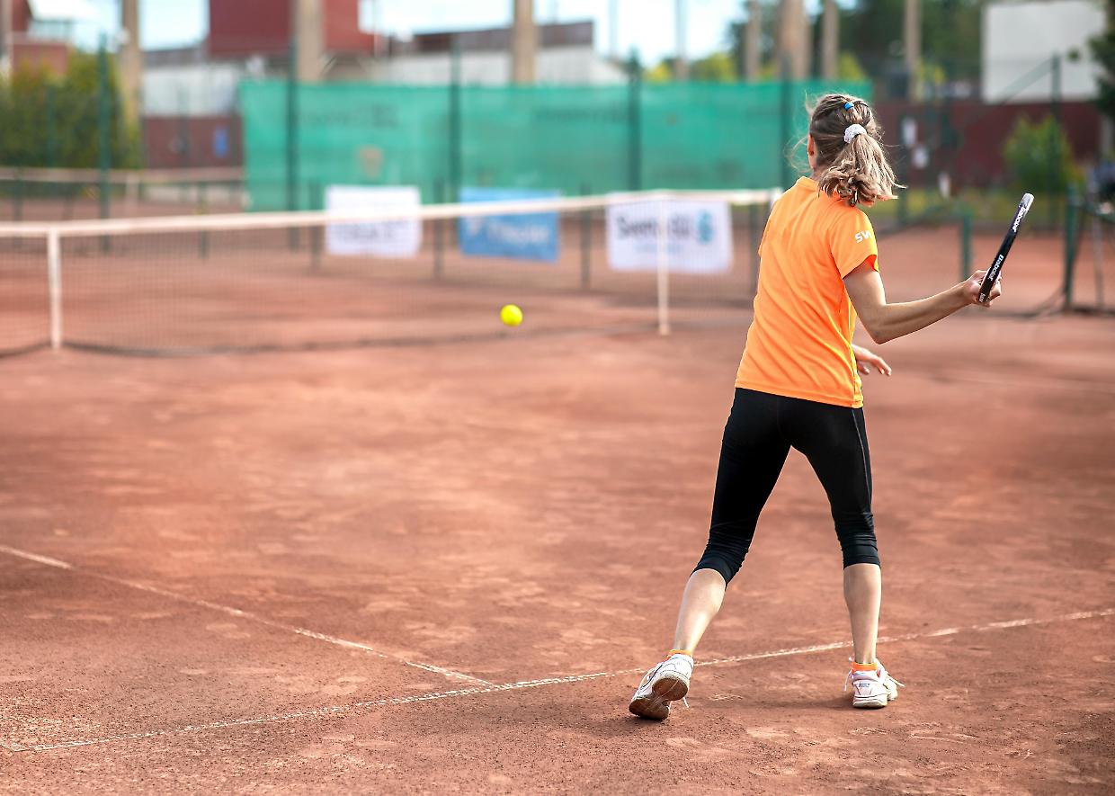 Scandalo nel tennis a Borgaro Torinese: allenatore accusato di volenza sessuale da una giovane atleta 