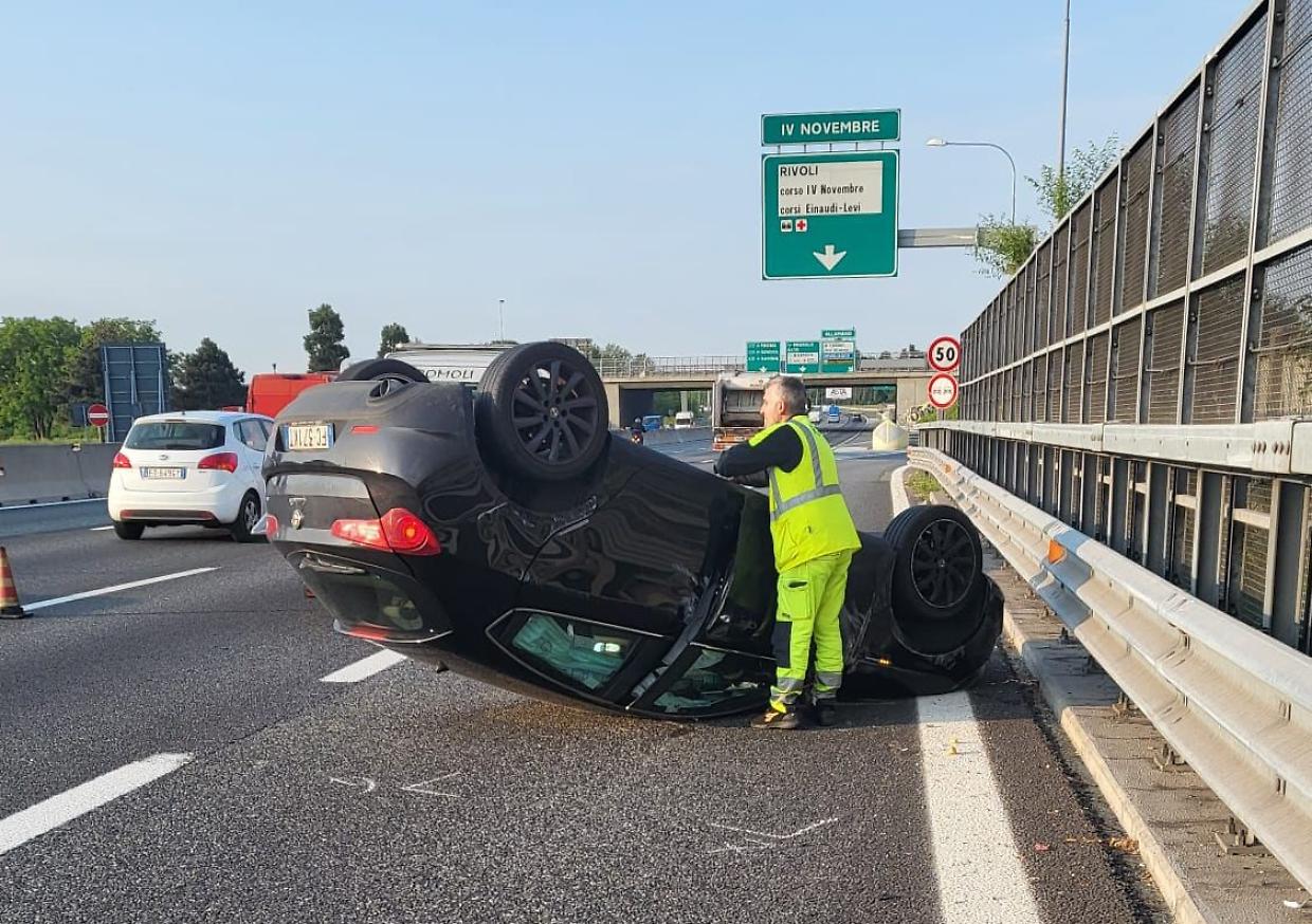 Tangenziale, ancora incidenti e traffico bloccato: tre feriti nell'auto ribaltata