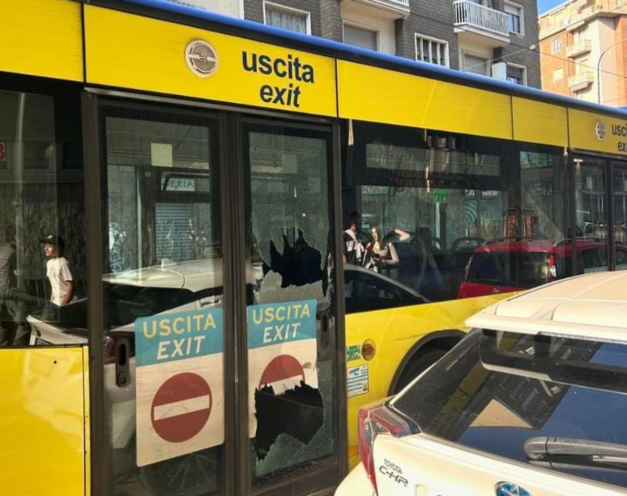 Tira un calcio alla porta del pullman e spacca un vetro