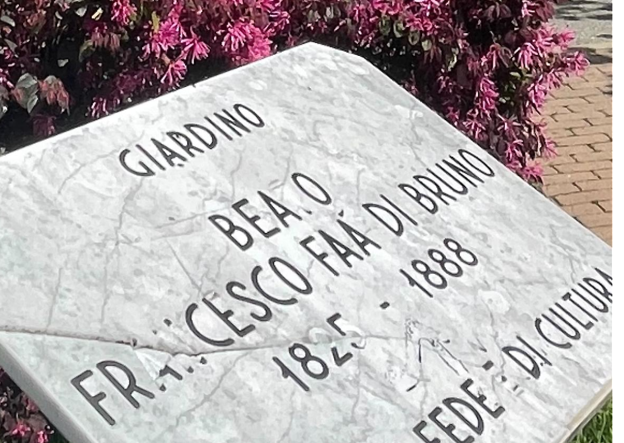 Faà di Bruno, la targa in pezzi