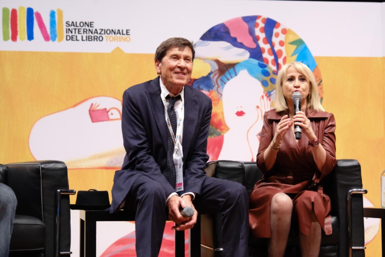 Gianni Morandi show al Salone con Littizzetto. Ecco cosa ha cantato