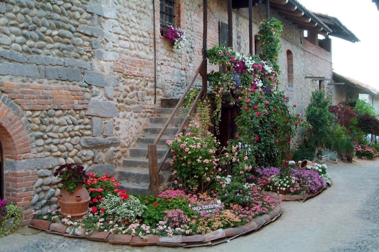"Candelo in fiore 2024": omaggio agli Alpini nel Biellese (Fonte Facebook)