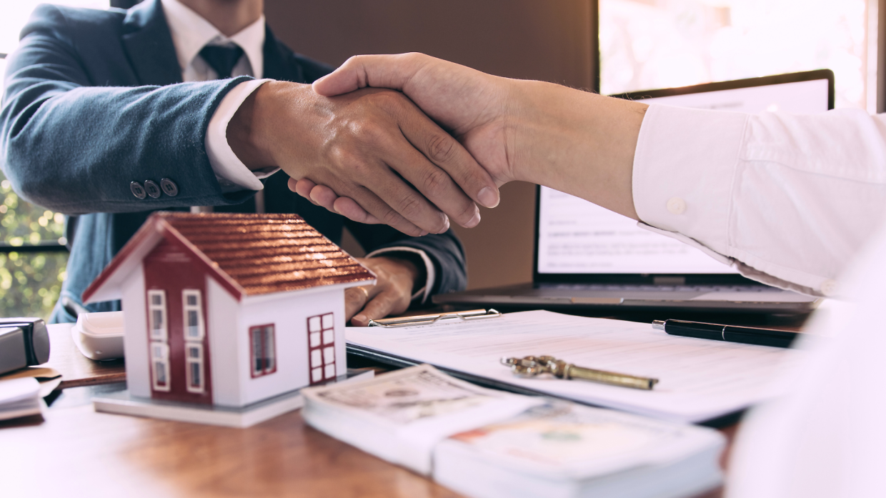 Truffa immobiliare a Giaveno: tre persone ingannate da un finto mediatore immobiliare 
