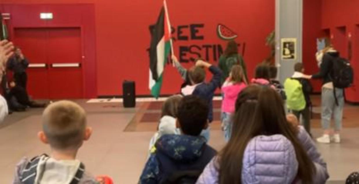 I bimbi con le bandiere della Palestina a Palazzo Nuovo