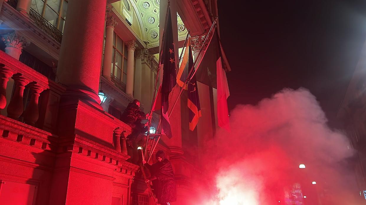 I manifestanti hanno tentato di dare fuoco alla bandiera Ue sulla Mole