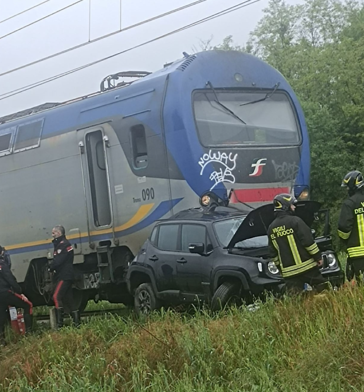 Incidente ad Alba: un treno travolge una Jeep Renegade "incastrata" nel passaggio a livello