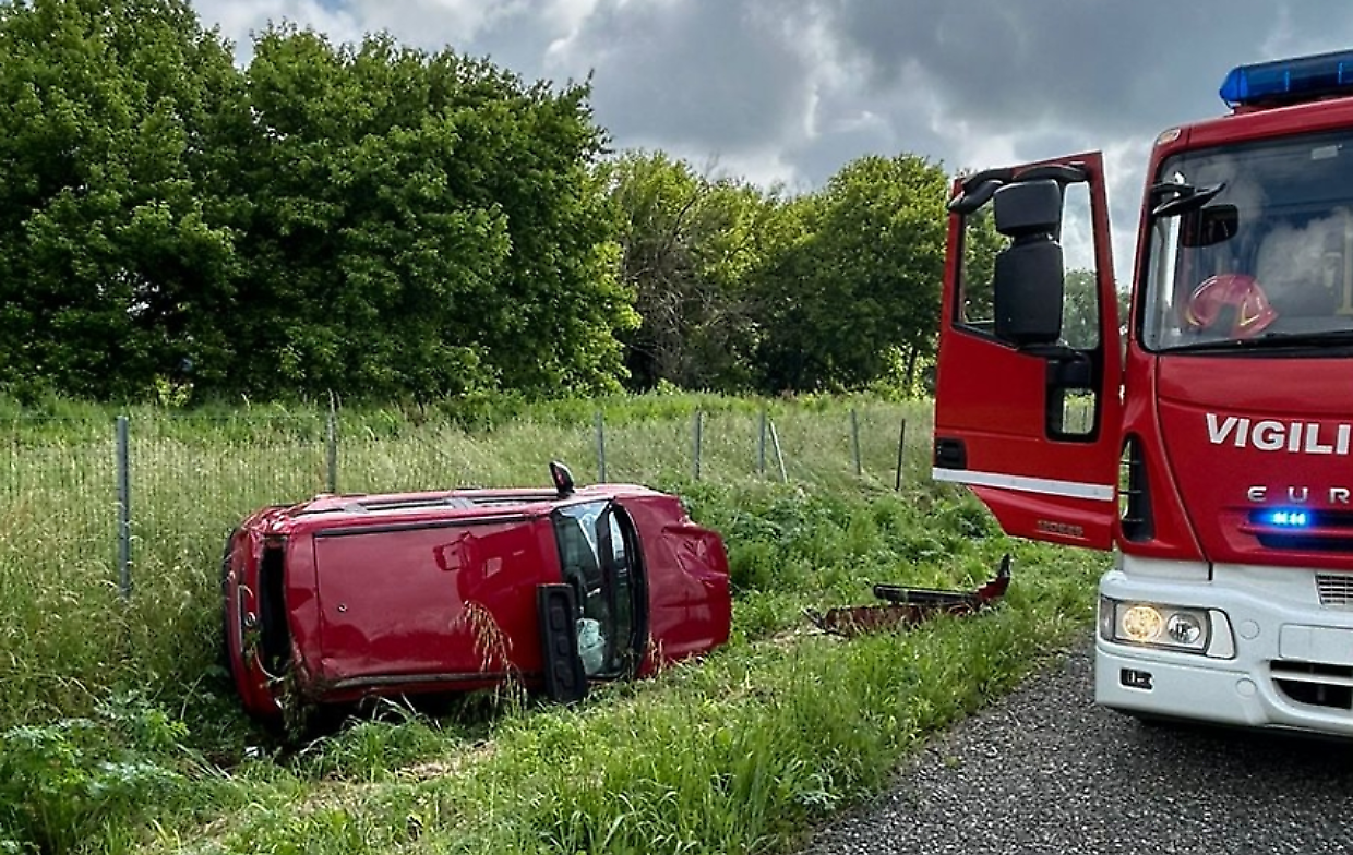 Incidente in tangenziale a Moncalieri: una Fiat Panda esce di strada e si ribalta