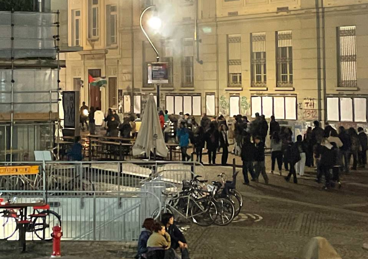 Il corteo notturno degli studenti verso il Rettorato