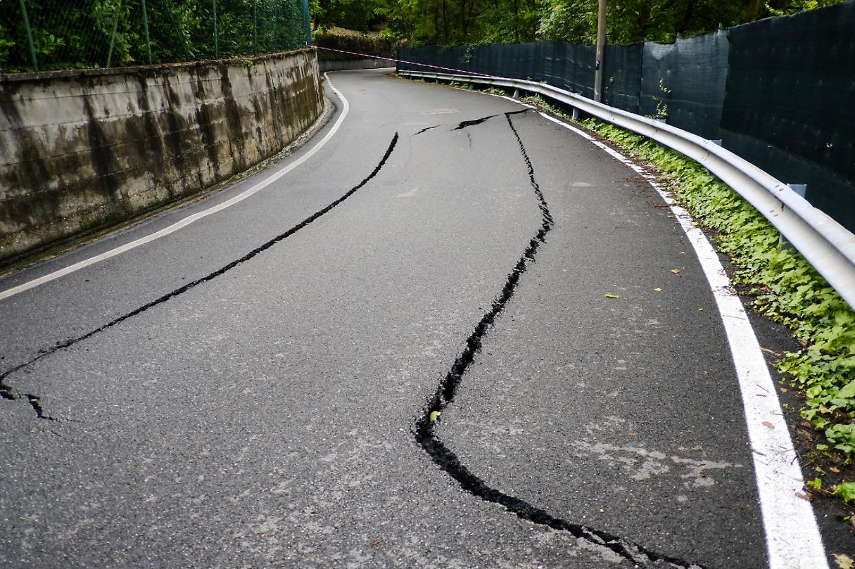 Due crepe lunghe una decina di metri hanno reso impraticabile la strada della collina torinese