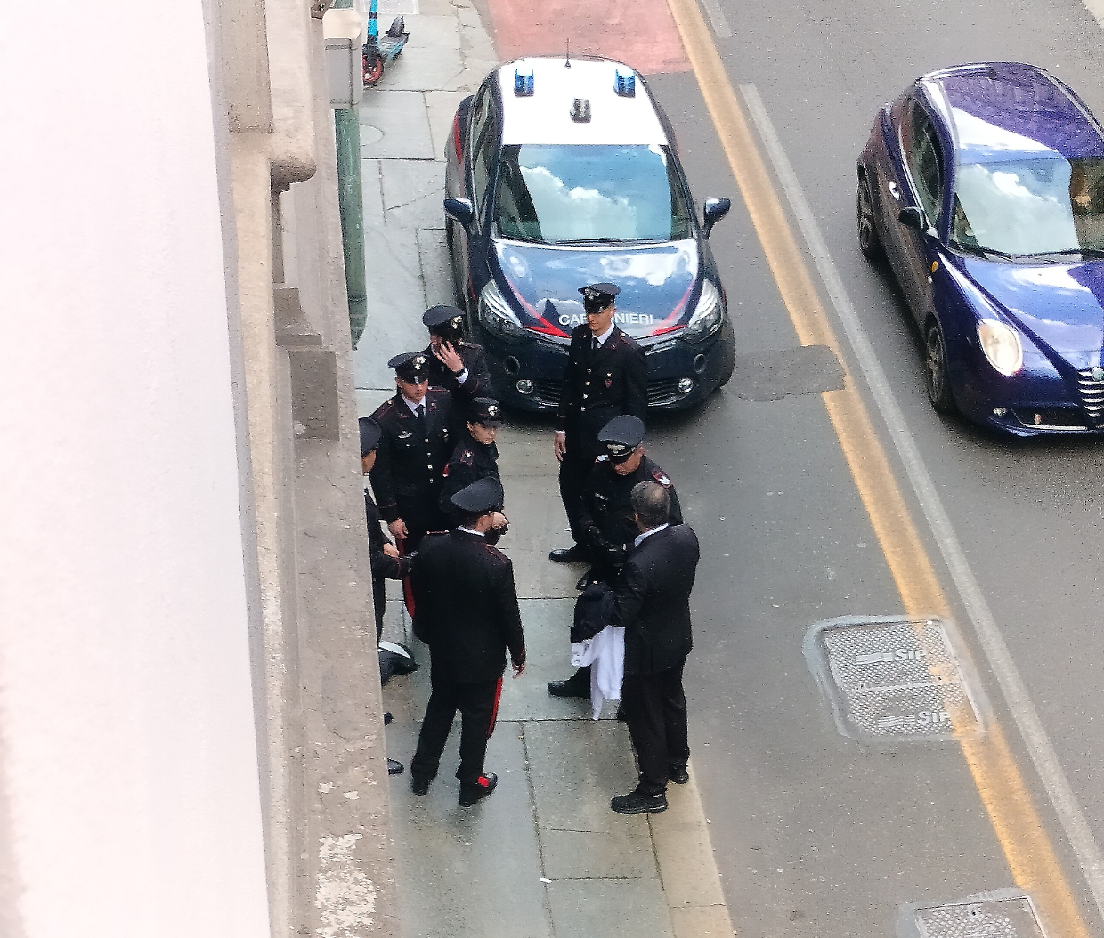 Tenta il furto e corre via: il ladro è stato placcato dagli allievi della scuola dei carabinieri in via dell'Arcivescovado