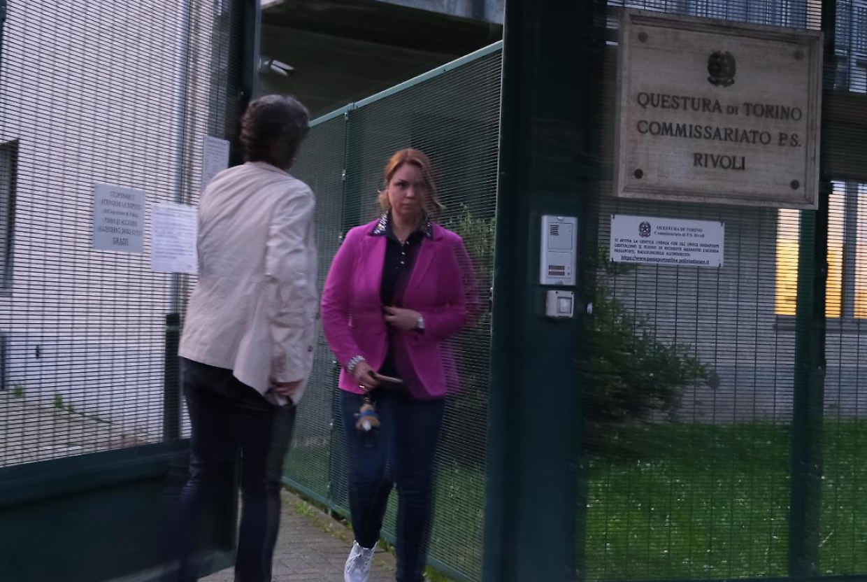 Tatiana Kazachova mentre esce dal commissariato di Rivoli
