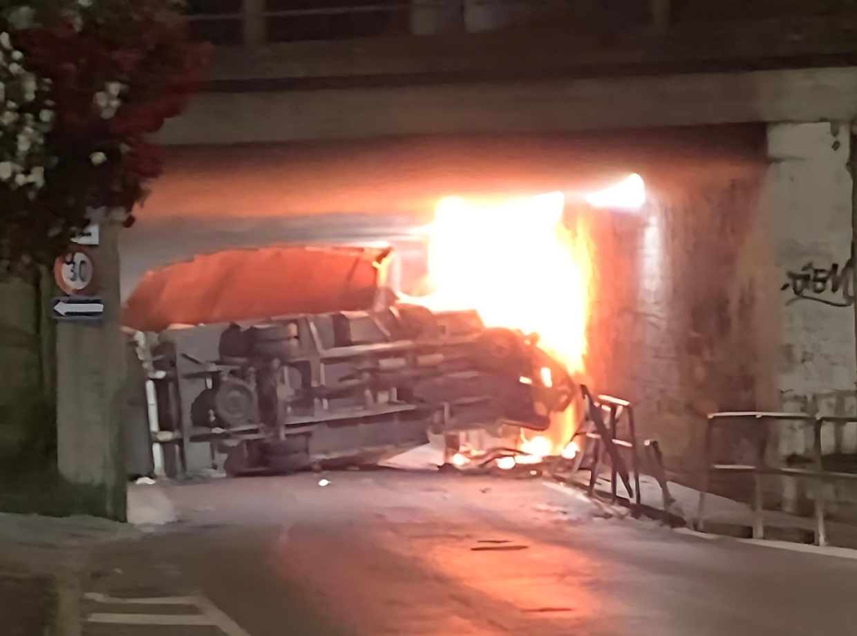 Incidente a Moncalieri nella notte, un camion si ribalta e prende fuoco