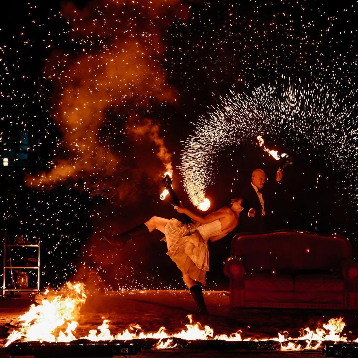 La danza di fuoco dei Bilbobasso incanta Torino: anteprima di Lunathica 2024