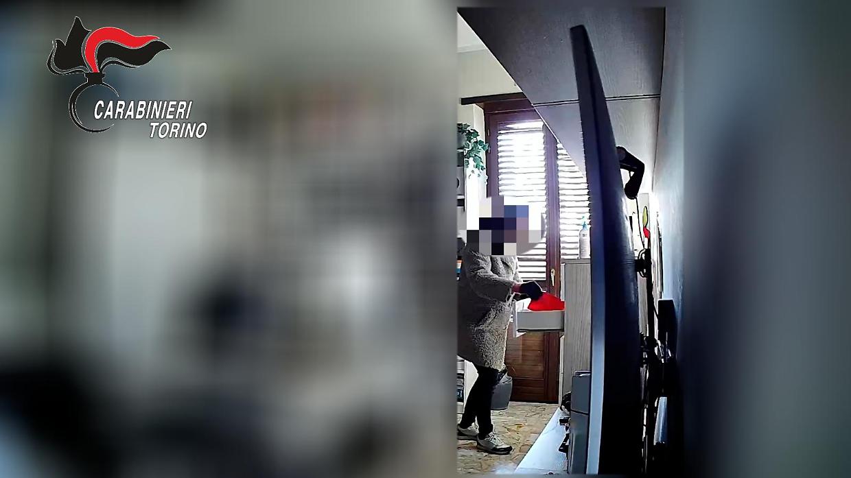 Furto in pieno giorno a Volpiano: ladra smascherata grazie a una telecamera "spia"