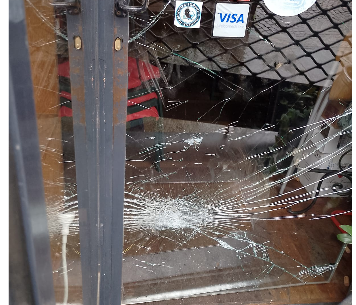 Ladri tra pizzeria ed enoteca