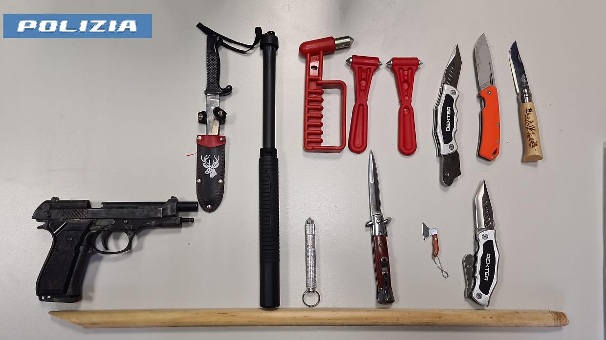 Il materiale sequestrato a Rivoli dalla polizia