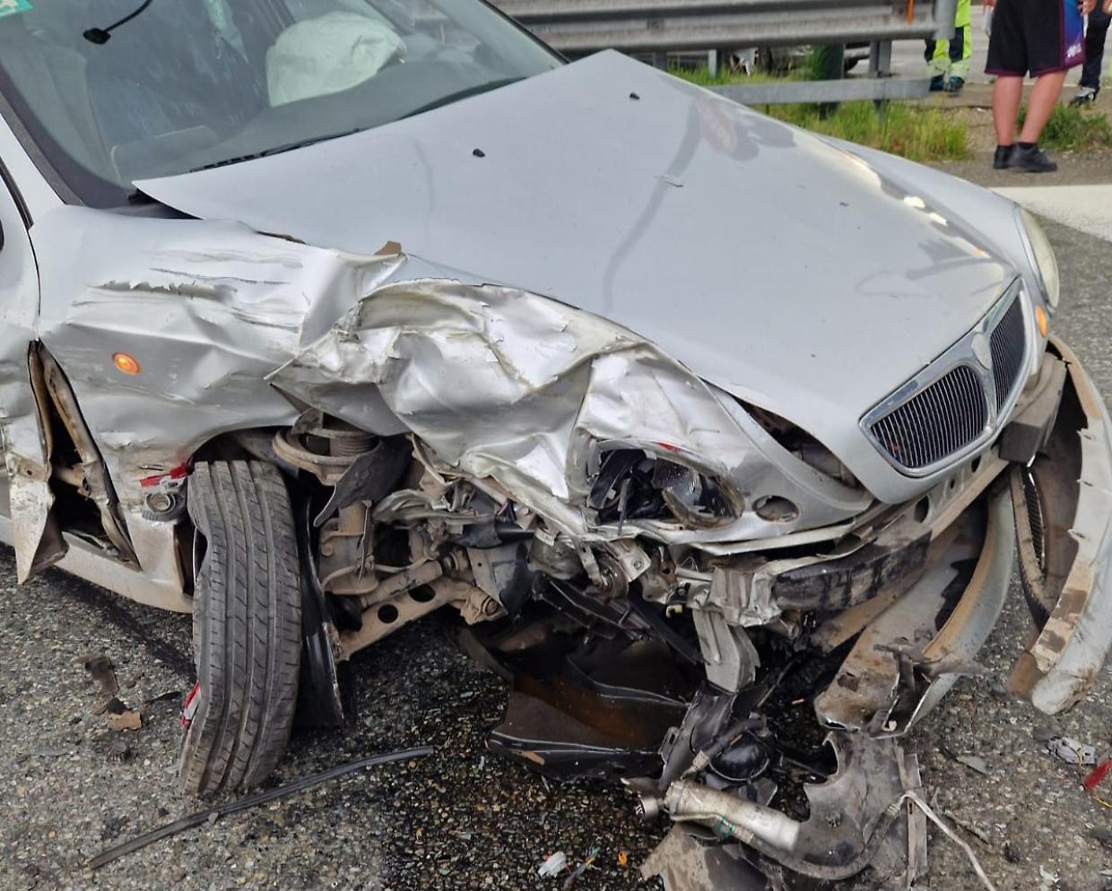 Ubriaco al volante tenta di infilarsi fra due auto: quattro feriti