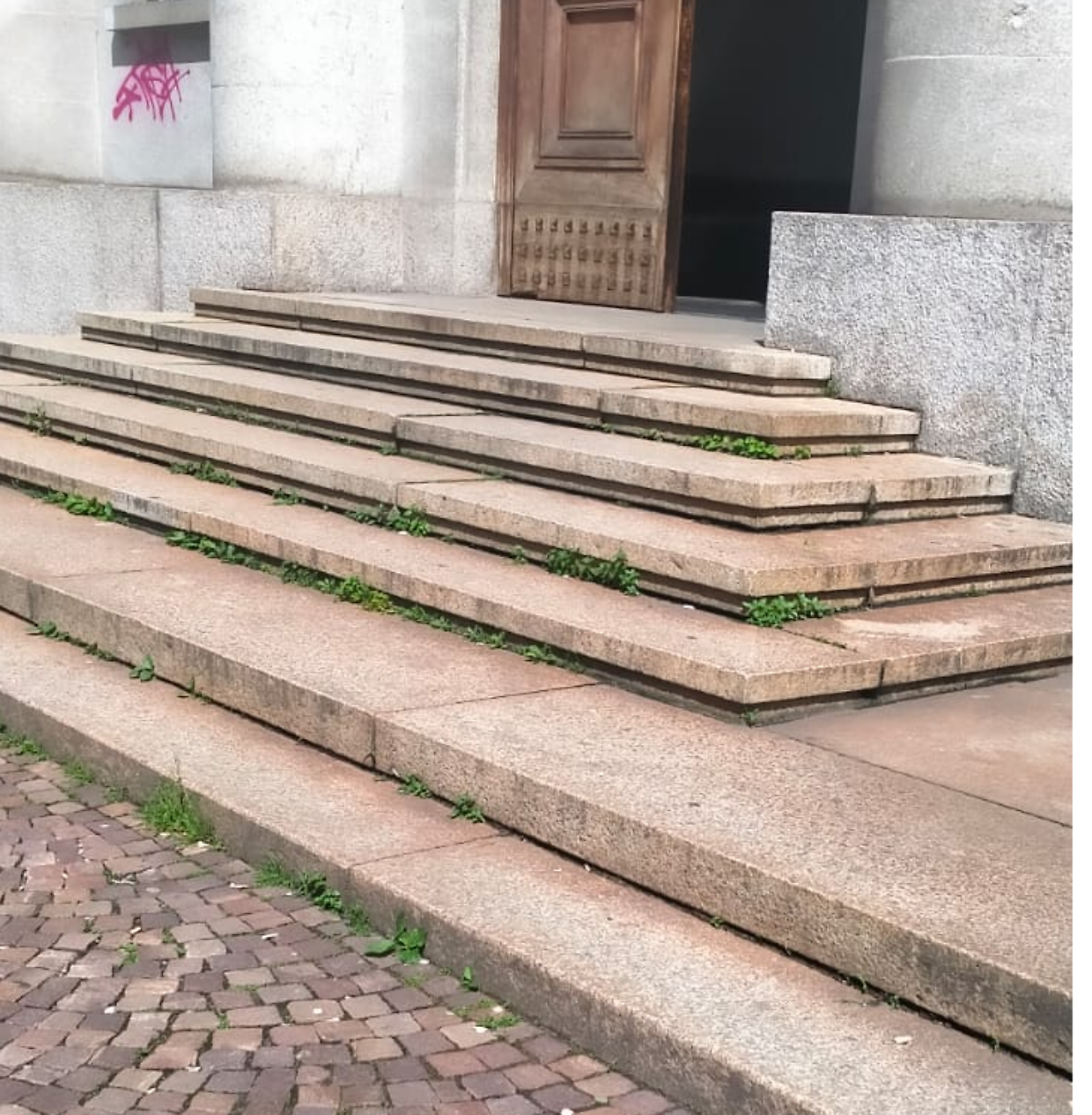 Barriere architettoniche all'ufficio di igiene: appello per una rampa di accesso