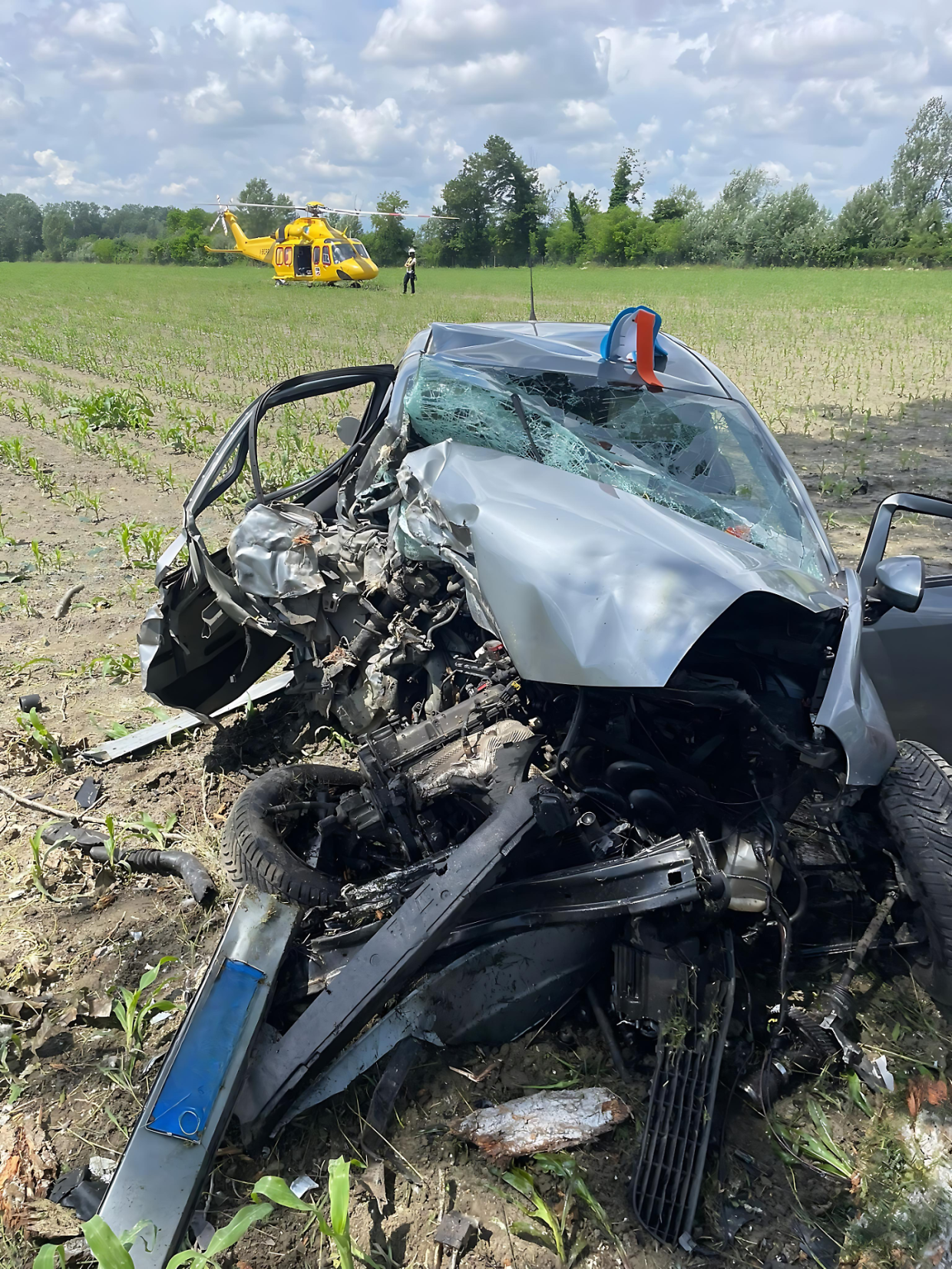 Si schianta contro un albero e muore sul colpo nell'incidente