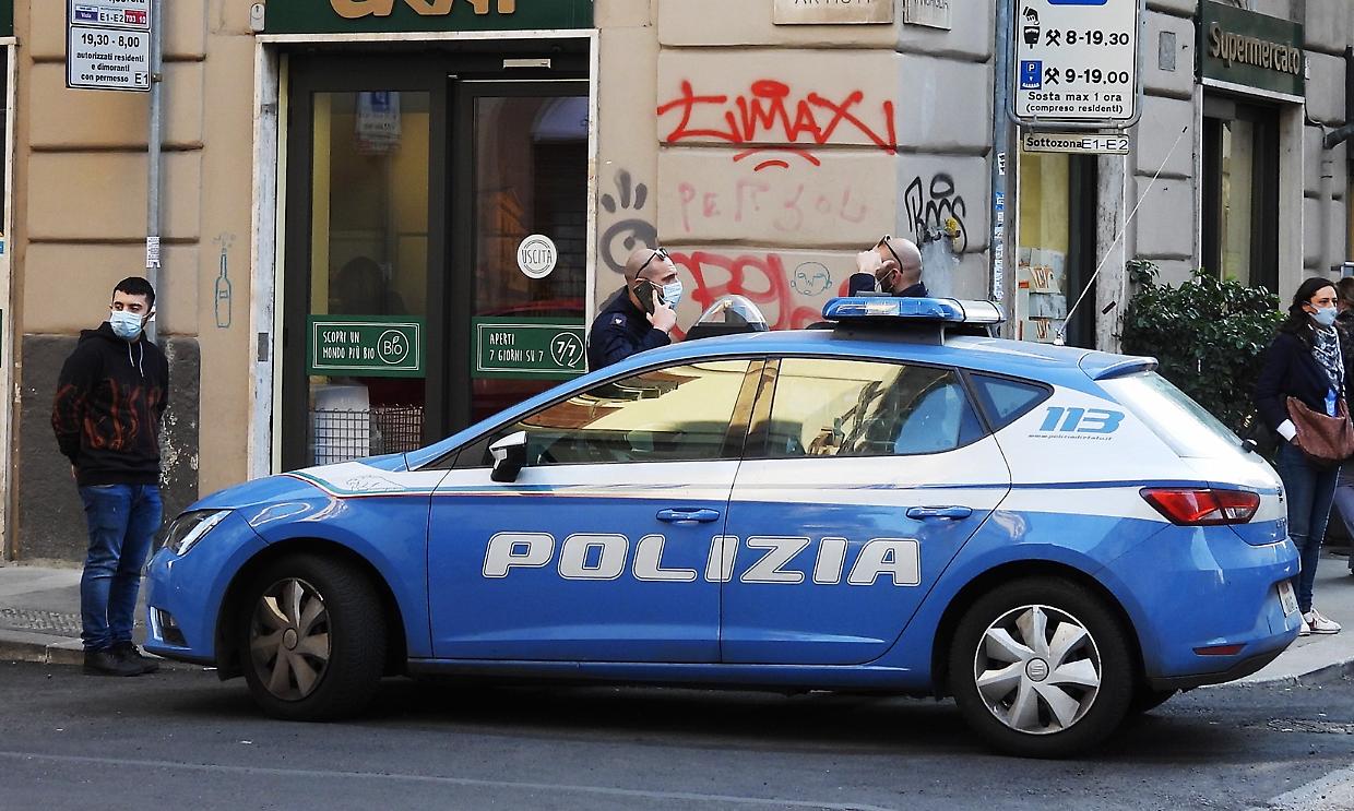 Entra al supermercato con la pistola in mano. Ma i commessi lo fanno arrestare