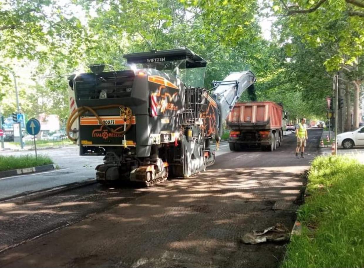 In via Plava si aggiusta (finalmente) il manto stradale