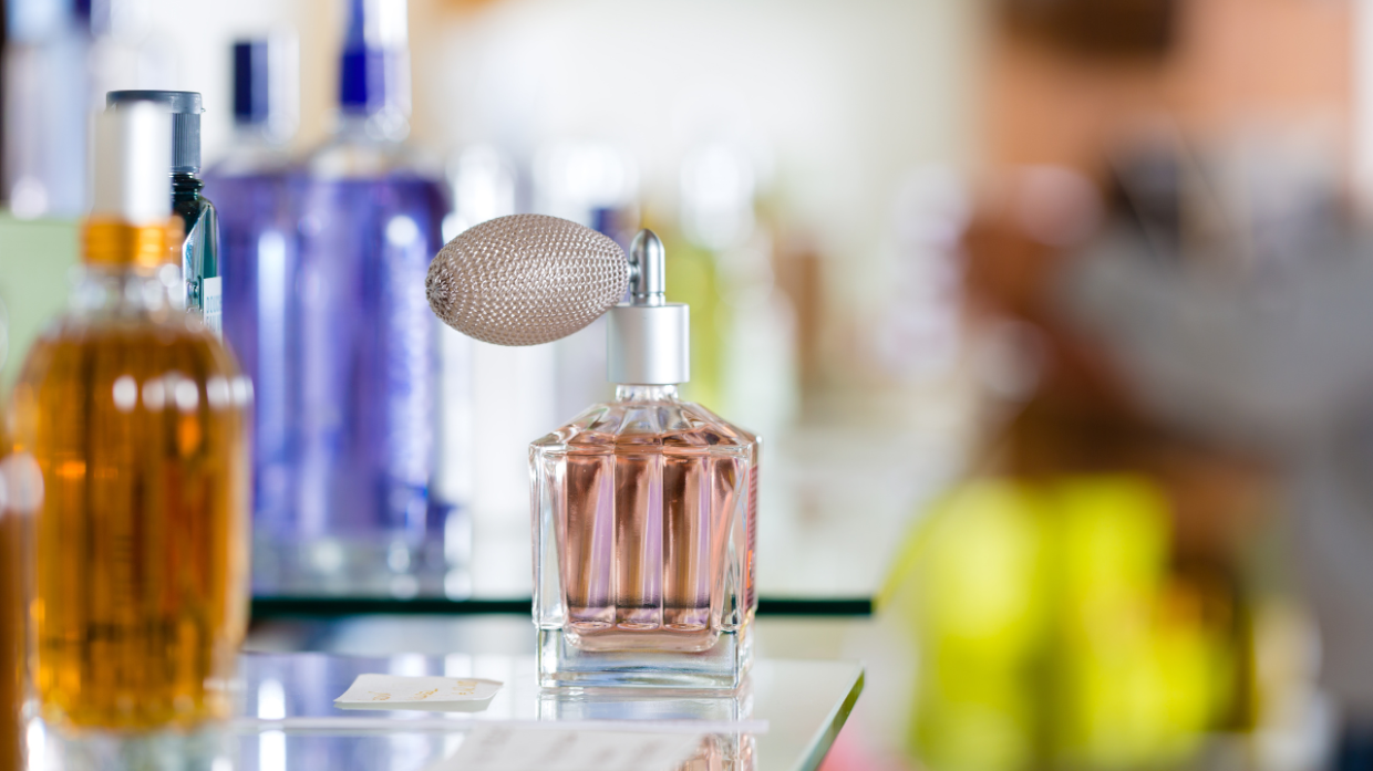 Ruba cosmetici in un negozio del valore di 800 euro, arrestato un uomo