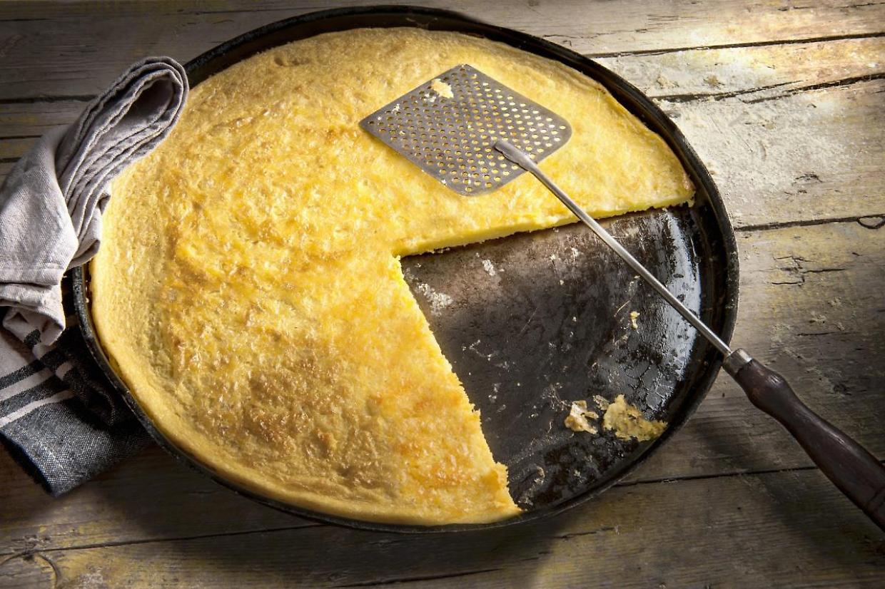 La farinata, il classico ligurepreparato con ceci, olio e sale
